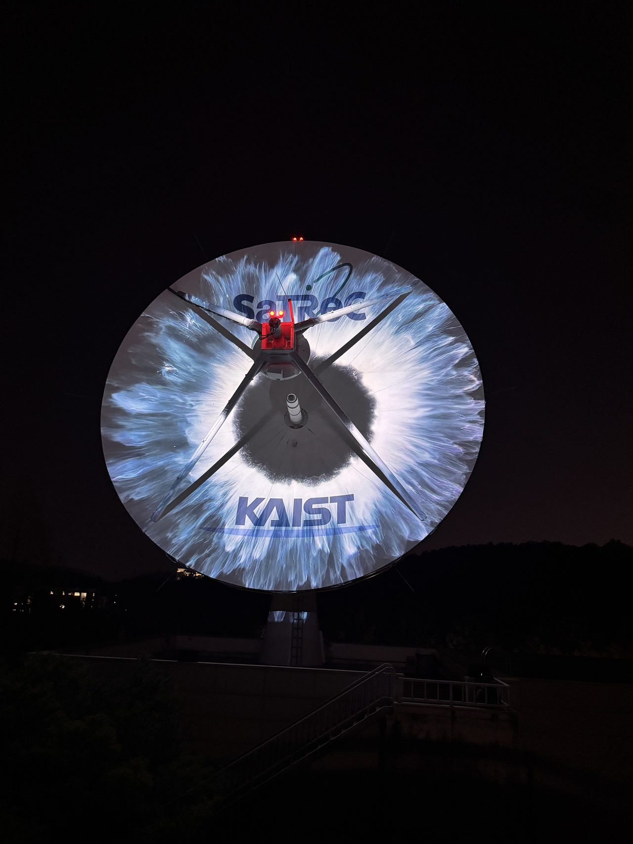AI-generated artwork created using G-Dragon’s iris data (KAIST)