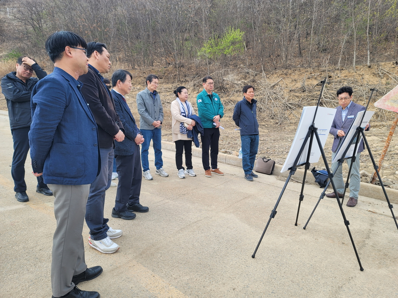 영주시 결산 검사 위원들이 영주호 개발 예정지를 방문해 조한철 영주호 개발과장으로 부터  현안 설명을 듣고 있다.(영주시 제공)
