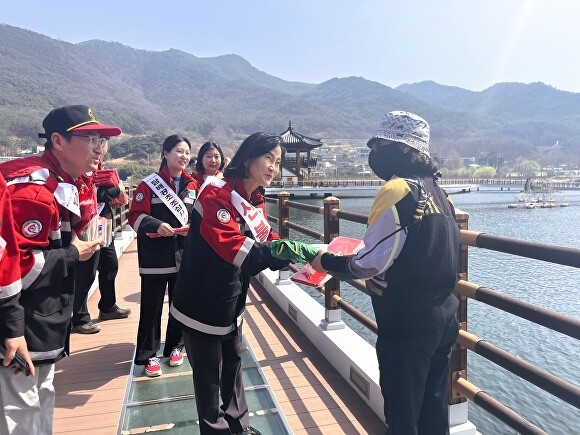 정은주 달성군 부군수 등 관계자들이 산불예방캠페인을 펼치고 있다.[달성군 제공]