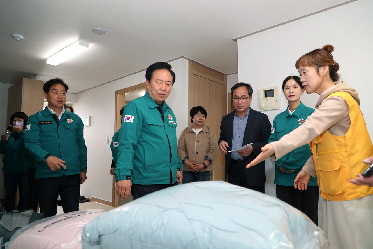 권기창 안동시장이 산불피해 이재민 공공임대주택 을 찾아나서 내부를 둘러보고 있다.(안동시 제공)