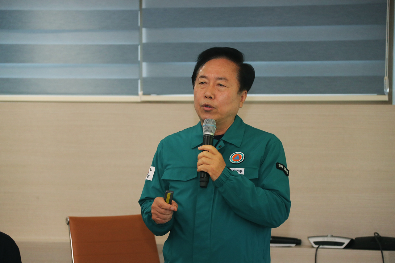 권기창 안동시장이 10일 시청 소통실에서 언론브리핑을 통해 최근 발생한 대형산불 피해현황 및 향후 대책 등을 밝히고 있다(안동시 제공)