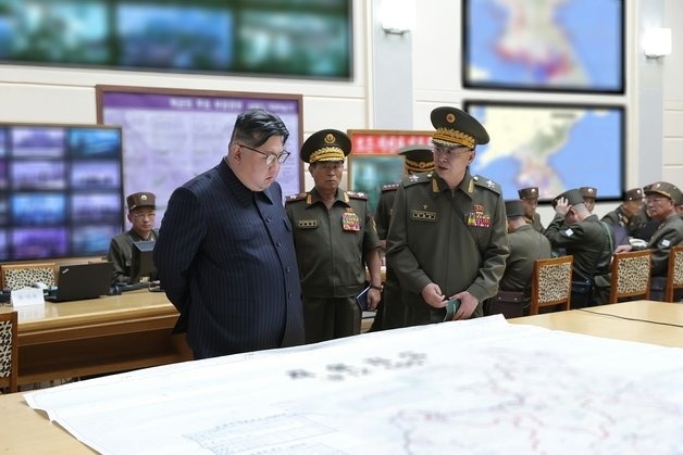 북한이 2023년 8월 김정은 국무위원장이 참석한 가운데 ‘북한판 작전계획’을 반영한 전군지휘훈련을 진행한 모습. [평양 노동신문=뉴스1]