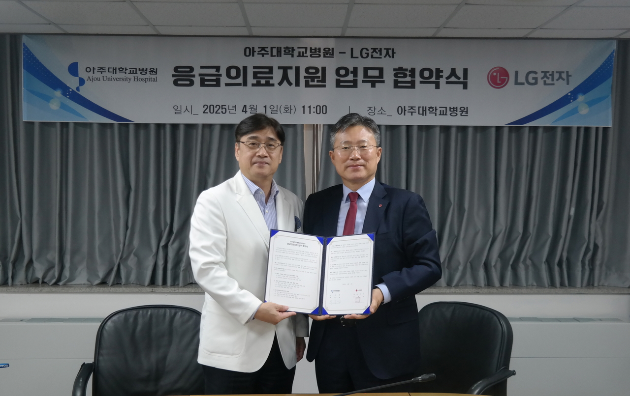 LG전자가 아주대학교병원과 응급의료지원 업무협약을 체결하고 국내 전 사업장에서 중증 응급환자가 발생하면 닥터 헬기로 빠르게 이송할 수 있는 체계를 만들었다. 사진은 박준성(왼쪽) 아주대학교병원장, 권순일 LG전자 안전환경센터장. [LG전자 제공]