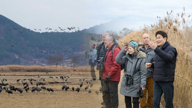 노관규 순천시장이 순천만습지에서 외국인들에게  겨울 철새 월동지 보전 정책을 설명하고 있다. [사진 순천시]