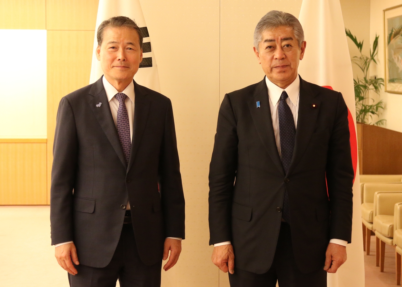 South Korean Unification Minister Kim Yung-ho (left) poses for a photo with Japanese Foreign Minister Takeshi Iwaya ahead of their meeting in Tokyo on Thursday. (Yonhap)