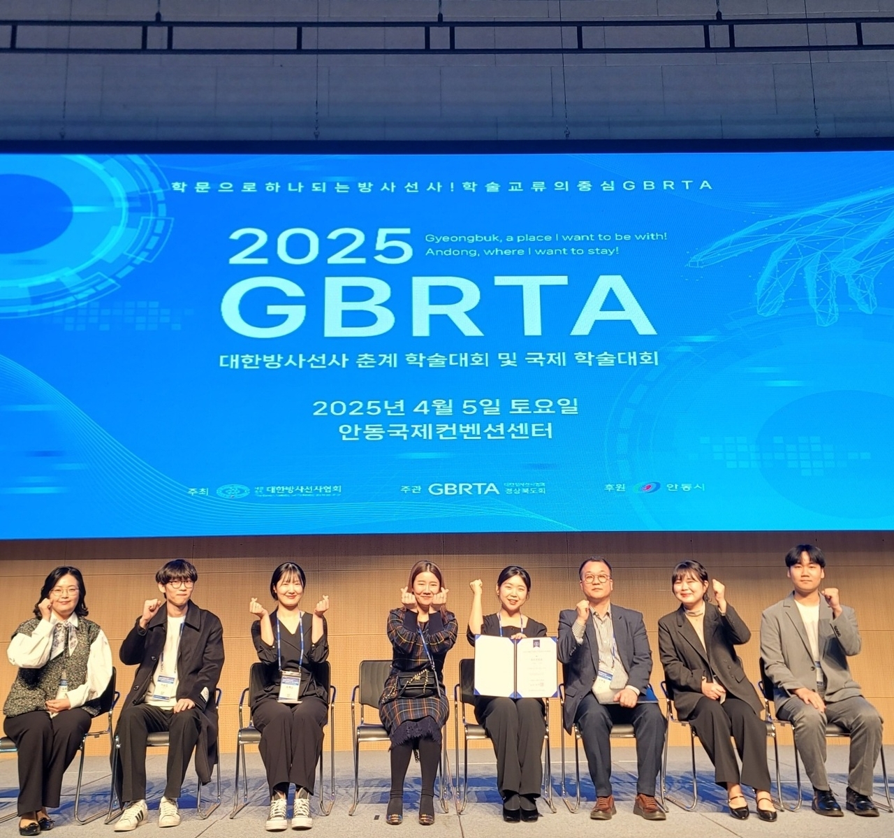 지난 5일 열린 학술대회에서 수상한 윤지현 학생과 박효정 학생이 지도교수들과 함께 기념촬영을 하고 있다.[수성대 제공]
