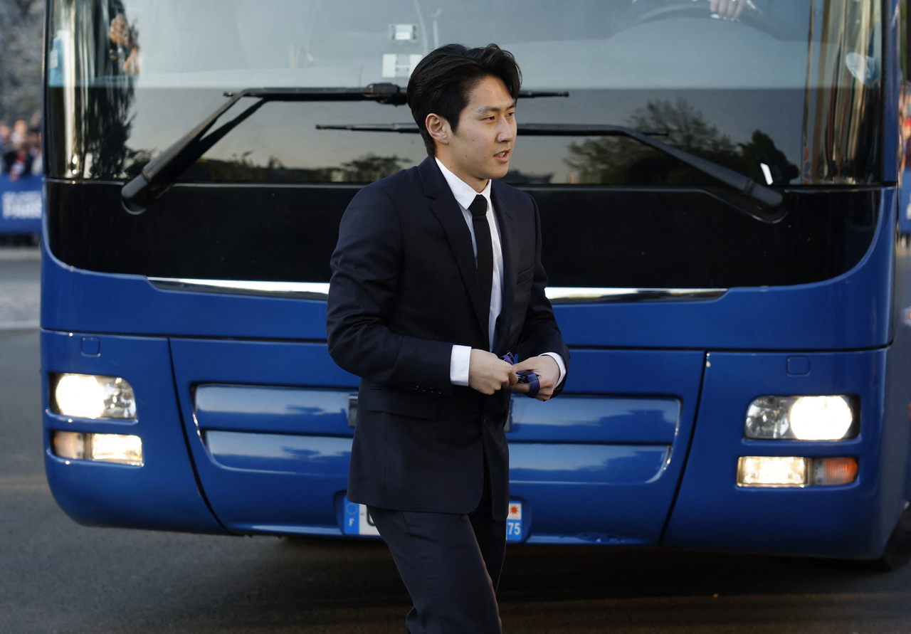 Lee Kang-in of Paris Saint-Germain arrives at Parc des Princes in Paris before the first leg of the UEFA Champions League quarterfinal against Aston Villa on Wednesday. (Reuters-Yonhap)