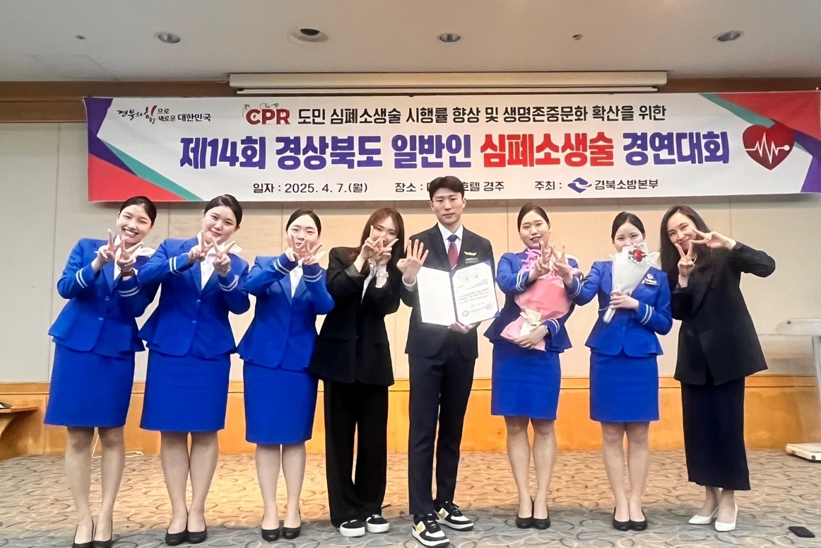 최우수상을 수상한 학생들과 이소라 교수(맨 오른쪽).