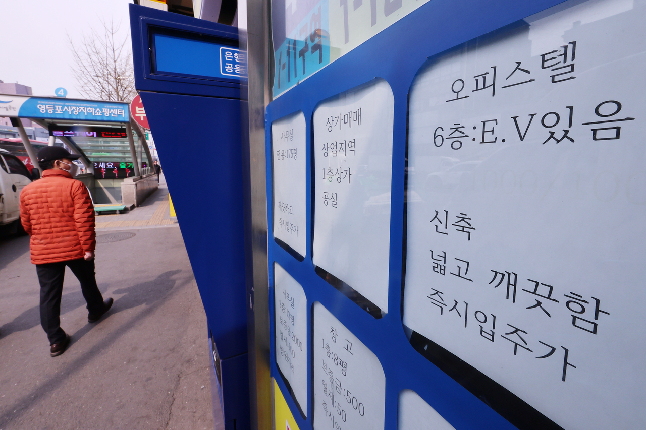 정부가 오는 6월께 ‘부동산 PF’ 관련 금융 규제 완화 조치 연장 여부와 금융권 건전성 제도 개선 세부방안 등을 확정할 것으로 보인다. 전문가들은 경제 불확실성이 커지고 있는 만큼, 주요 사업장을 중심으로 금융 지원을 늘려야 한다고 주장한다. [연합]