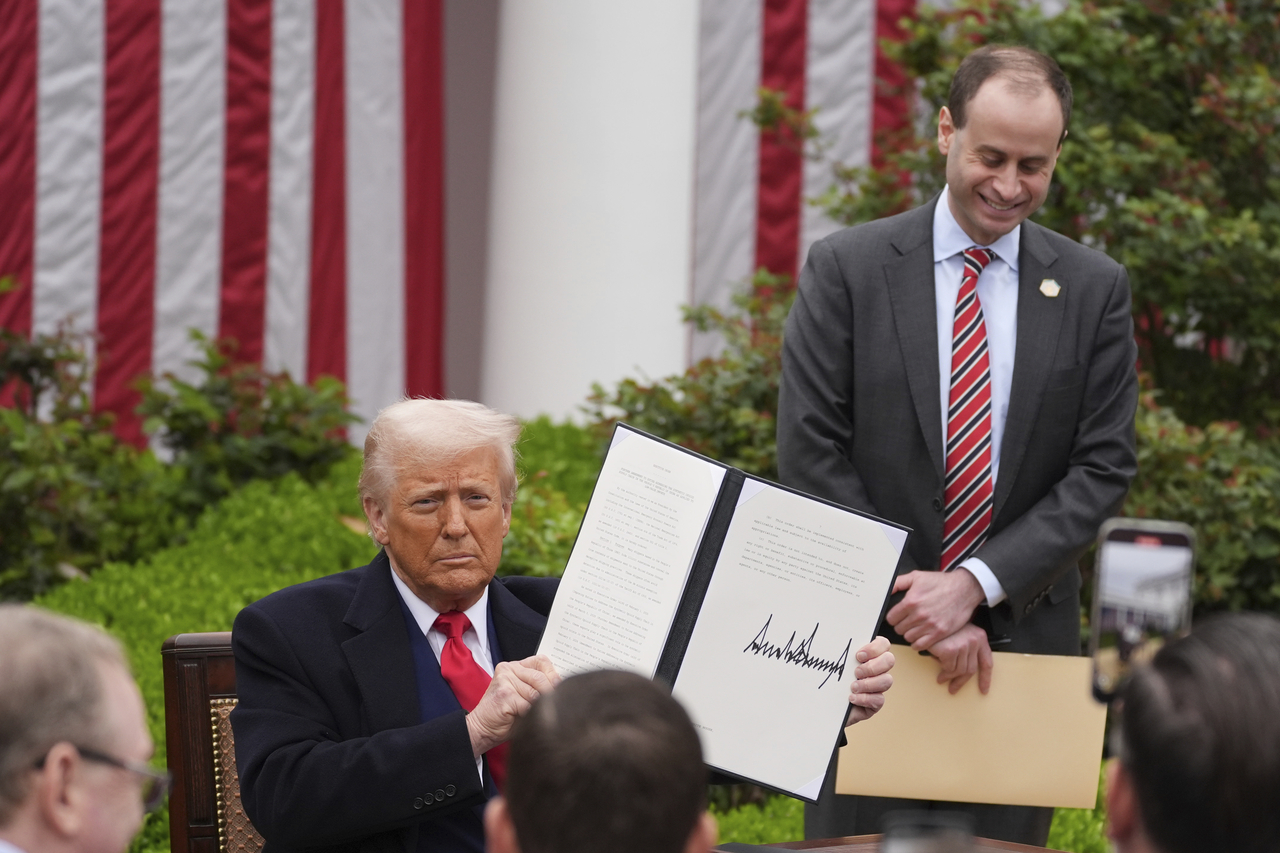 US President Donald Trump (left) is joined by staff secretary Will Scharf during a signing of an executive order at the White House, in Washington, April 2.   (AP-Yonhap)