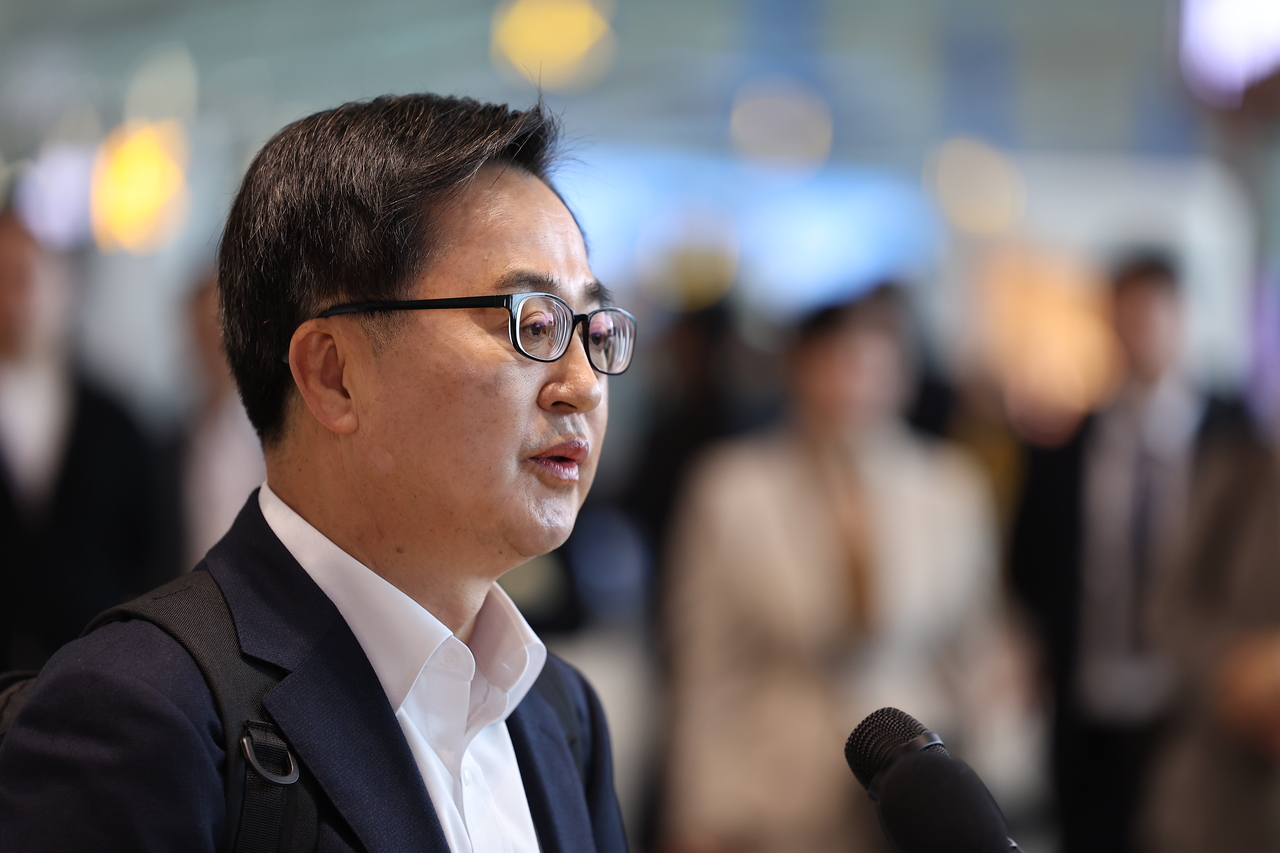 Gyeonggi Province Gov. Kim Dong-yeon announces his bid for the presidency at Incheon Airport on Wednesday. Yonhap