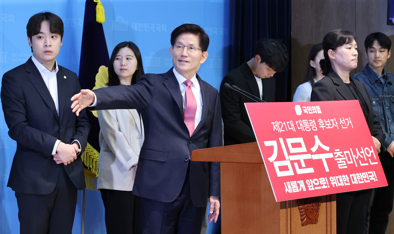 김문수 전 고용노동부 장관이 9일 서울 여의도 국회 소통관에서 제21대 대통령 경선후보 출마 선언을 하고 있다. [연합]
