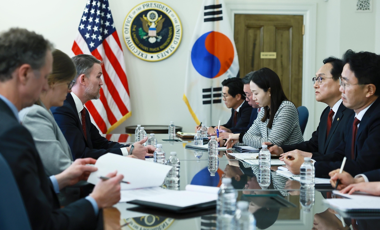 정인교  산업통상자원부 통상교섭본부장이 8일(현지시간) 미국 워싱턴 D.C. 미국 무역대표부 회의실에서 미국 관세 조치 등 통상현안 관련 제이미슨 그리어 미국 무역대표부 대표와 면담하고 있다.  [산업통상자원부 제공]