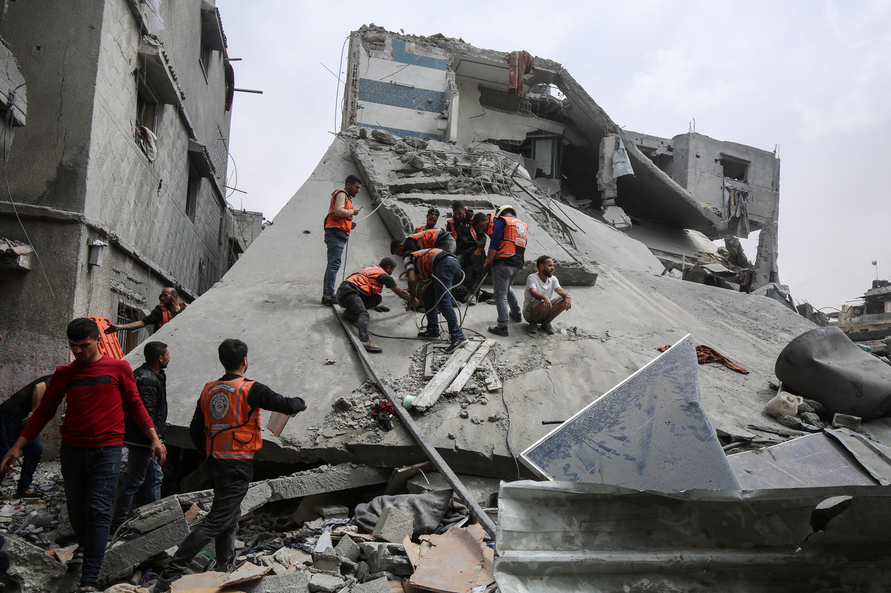 Rescuers search for survivors among the rubble of destroyed buildings in the Shijaiyah neighborhood, east of Gaza City, Wednesday. (Xinhua-Yonhap)