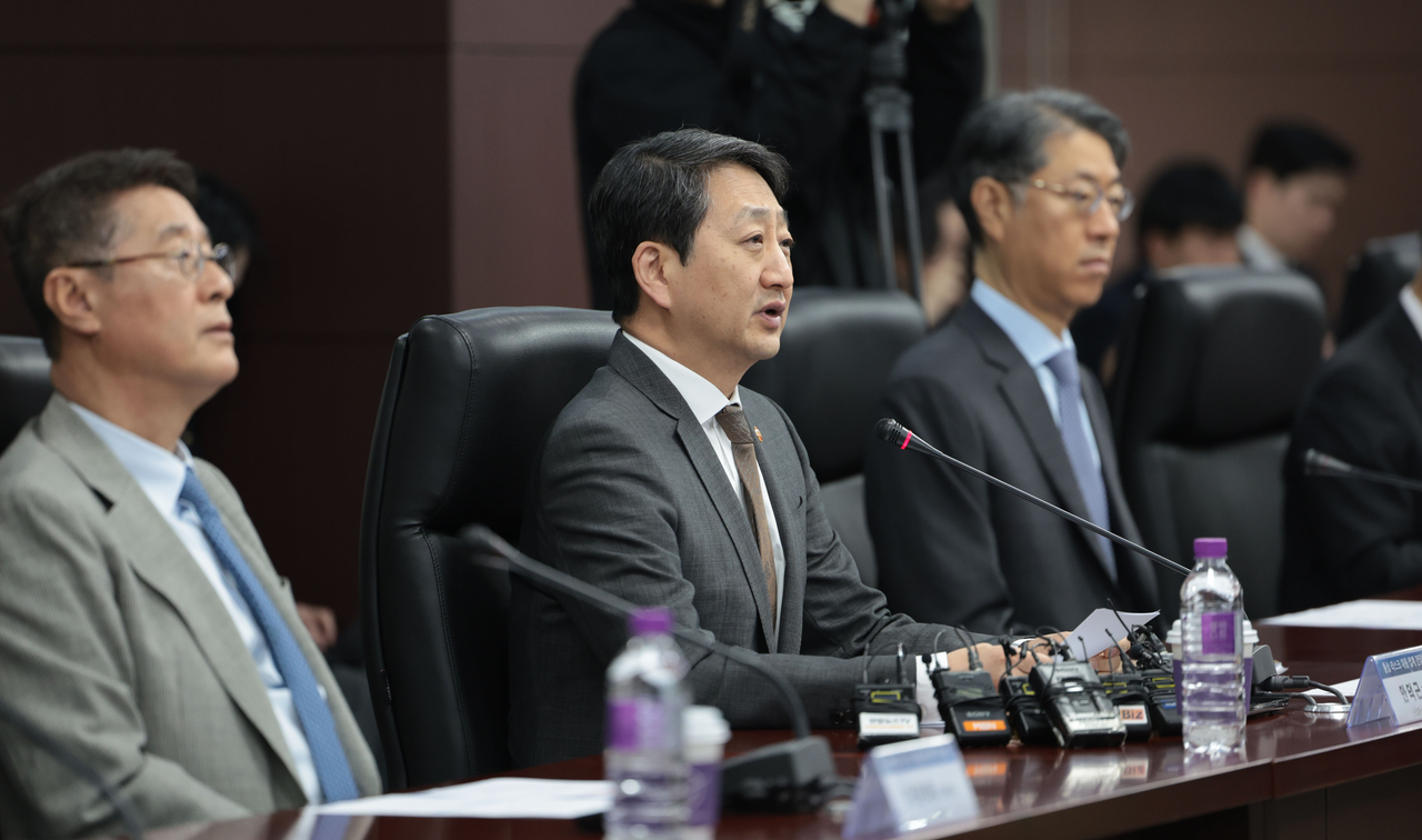 안덕근(가운데) 산업통상자원부 장관이 10일 서울 종로구 한국무역보험공사에서 열린 통상 리스크 대응 반도체 업계 간담회에서 발언하고 있다.  ［연합］