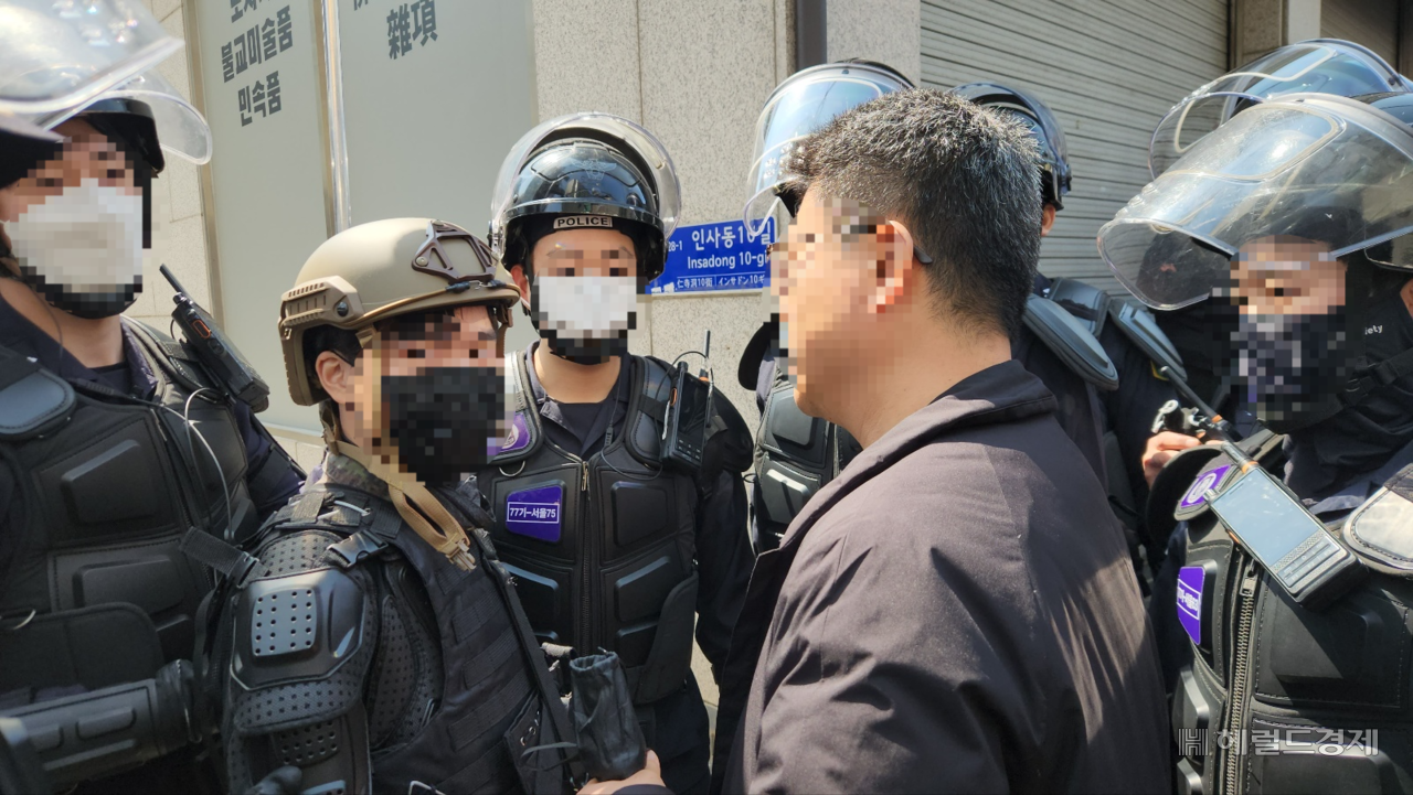 헬멧과 방독면 방검복 등을 입고 안국역 5번 출구 앞에 세워진 경찰버스 유리창을 곤봉으로 파손해 경찰에 붙잡힌 남성 A씨(왼쪽 두 번째). 이영기 기자
