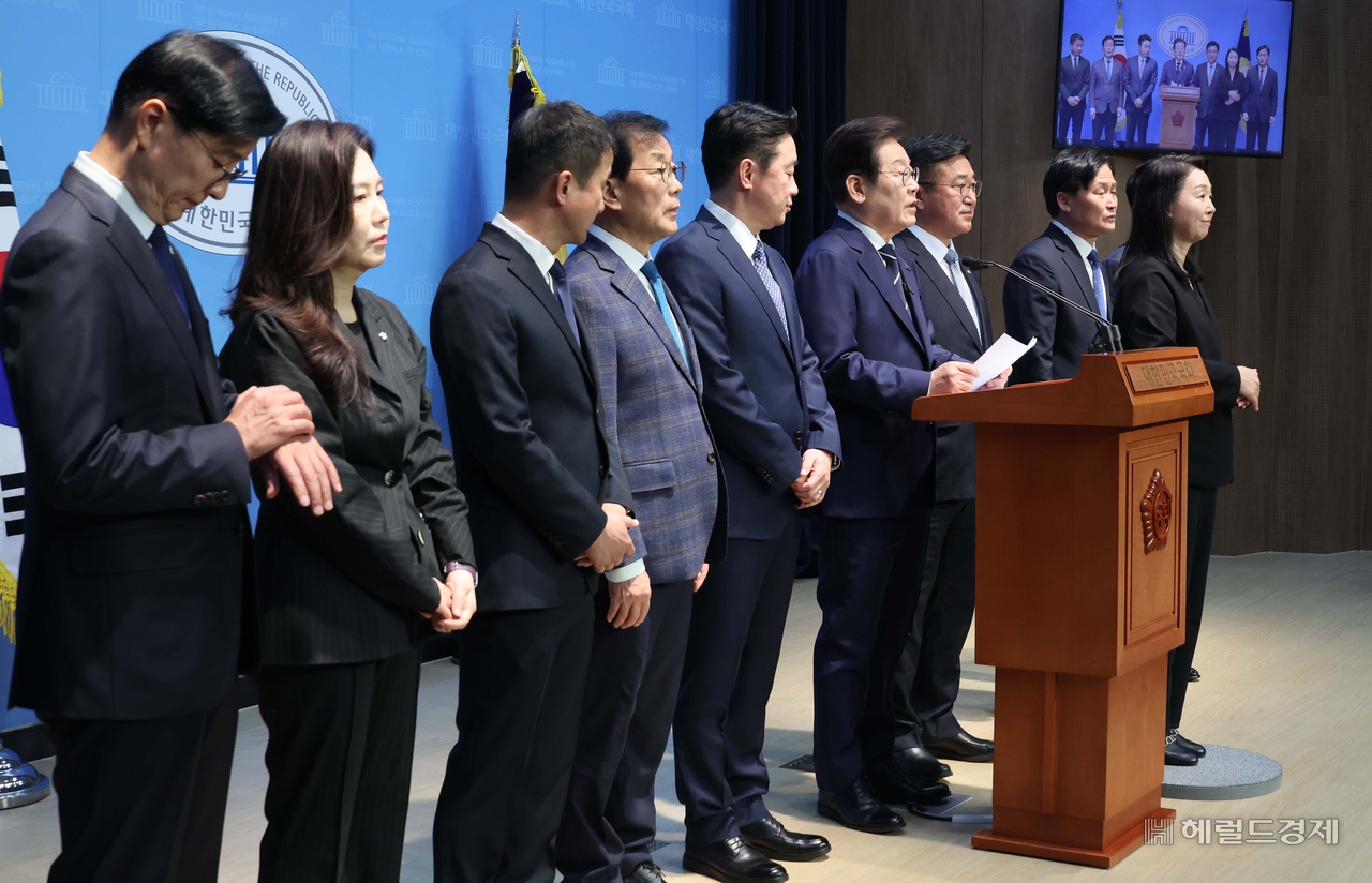 제21대 대통령선거 출마를 선언한 이재명 전 더불어민주당 대표가 11일 오전 서울 여의도 국회 소통관에서 집권 청사진 등을 소개하는 비전발표를 마치고 캠프 인사를 소개하고 있다.이상섭 기자