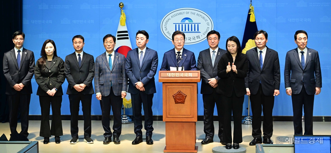 제21대 대통령선거 출마를 선언한 이재명 전 더불어민주당 대표가 11일 오전 서울 여의도 국회 소통관에서 집권 청사진 등을 소개하는 비전발표를 마치고 캠프 인사를 소개하고 있다.. 이상섭 기자