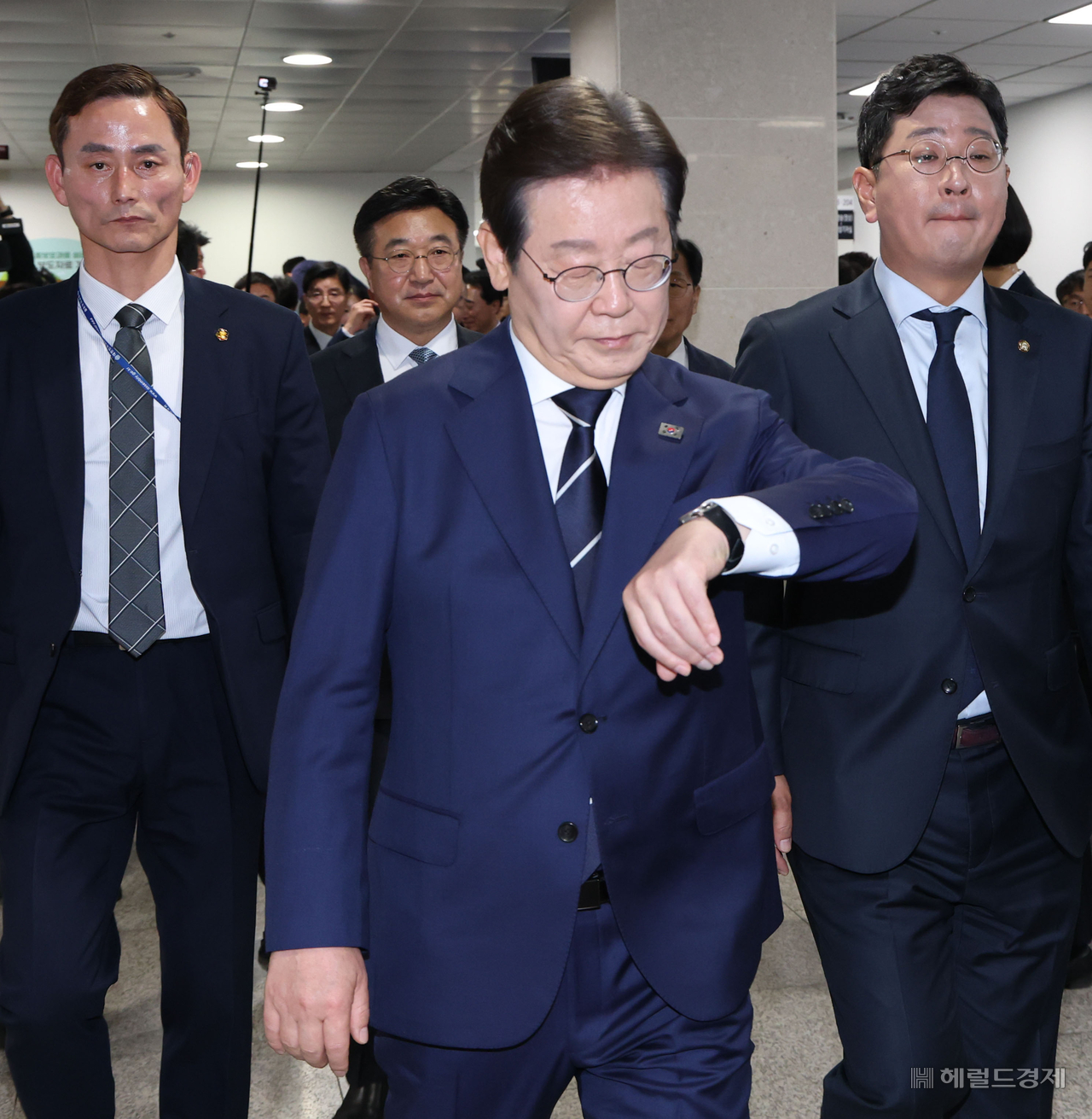 이재명 전 더불어민주당 대표가 11일 오전 서울 여의도 국회 소통관에서 ‘비전 선포식 및 캠프 일정 발표’ 기자회견을 마치고 이동하고 있다. 이상섭 기자
