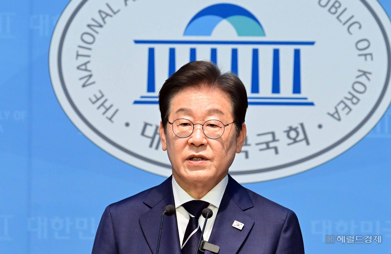 제21대 대통령선거 출마를 선언한 이재명 전 더불어민주당 대표가 11일 오전 서울 여의도 국회 소통관에서 집권 청사진 등을 소개하는 비전발표를 하고 있다. 이상섭 기자