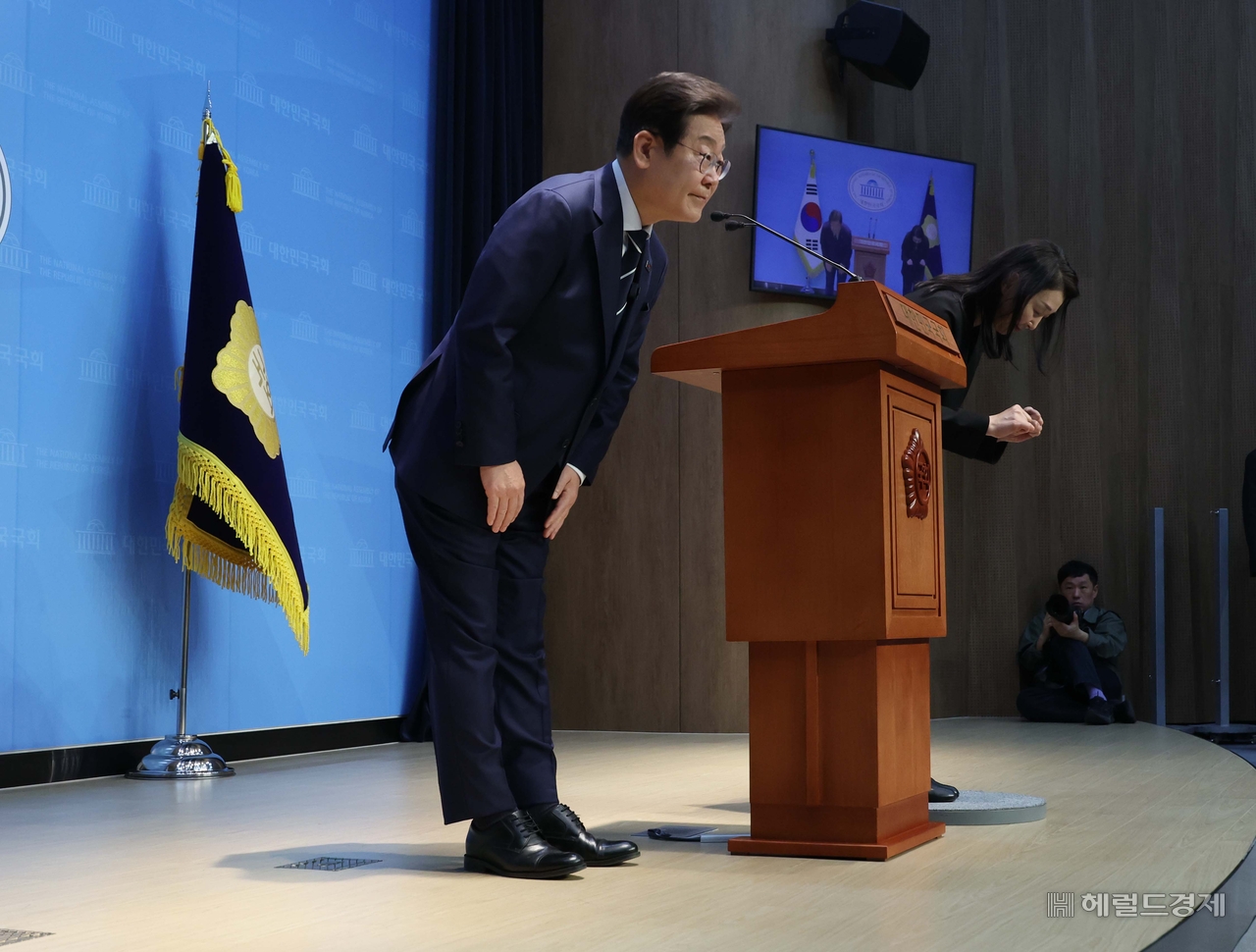 제21대 대통령선거 출마를 선언한 이재명 전 더불어민주당 대표가 11일 오전 서울 여의도 국회 소통관에서 집권 청사진 등을 소개하는 비전발표를 하기 전 인사를 하고 있다. 이상섭 기자