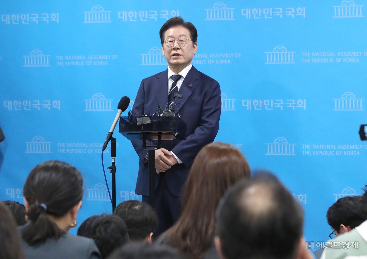 이재명 전 더불어민주당 대표가 11일 오전 서울 여의도 국회 소통관에서 ‘비전 선포식 및 캠프 일정 발표’ 기자회견을 마치고 백브리핑을 하고 있다. 이상섭 기자