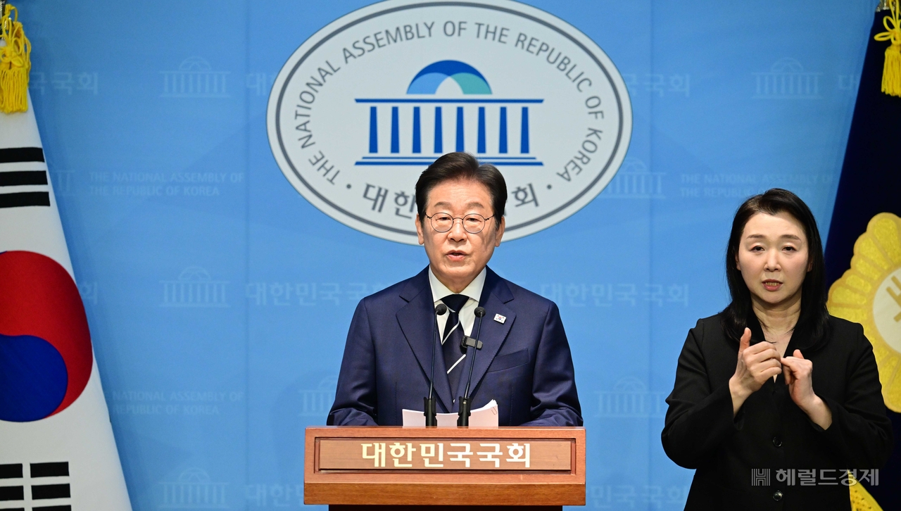 제21대 대통령선거 출마를 선언한 이재명 전 더불어민주당 대표가 11일 오전 서울 여의도 국회 소통관에서 집권 청사진 등을 소개하는 비전발표를 하고 있다. 이상섭 기자