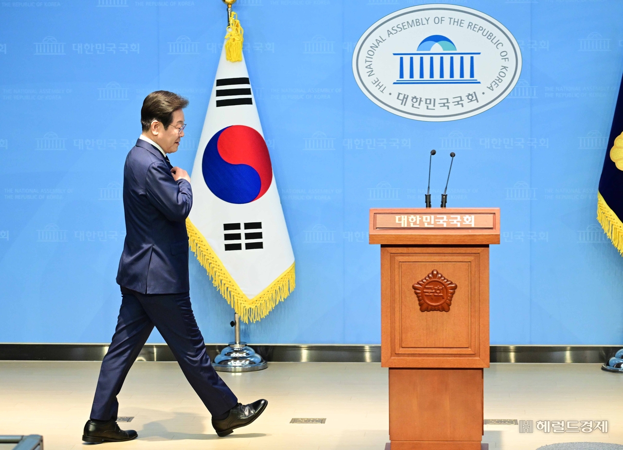 제21대 대통령선거 출마를 선언한 이재명 전 더불어민주당 대표가 11일 오전 서울 여의도 국회 소통관에서 집권 청사진 등을 소개하는 비전발표를 하기 위해 이동하고 있다. 이상섭 기자