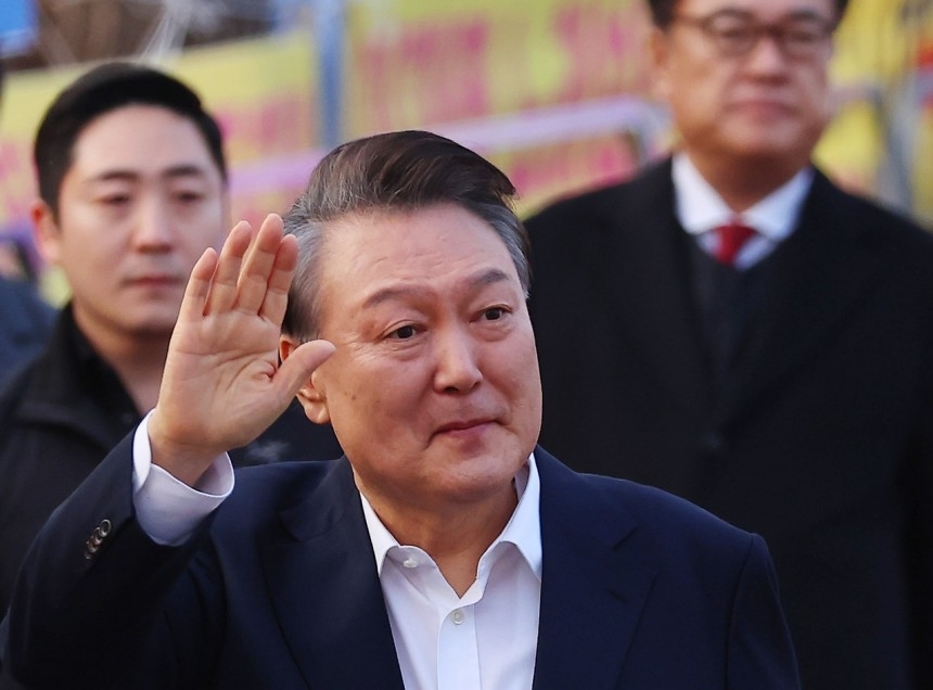윤석열 전 대통령이 지난 3월 경기도 의왕시 서울구치소를 나서며 차에서 내려 지지자들에게 인사하고 있다. [연합]