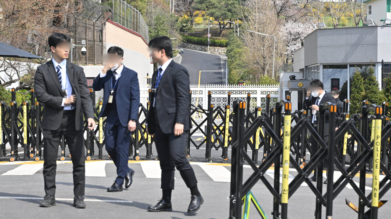 윤석열 전 대통령 파면 나흘째인 7일 오후 서울 용산구 한남동 대통령 관저 입구에서 경호처 관계자들이 경계근무를 서던 모습. 임세준 기자