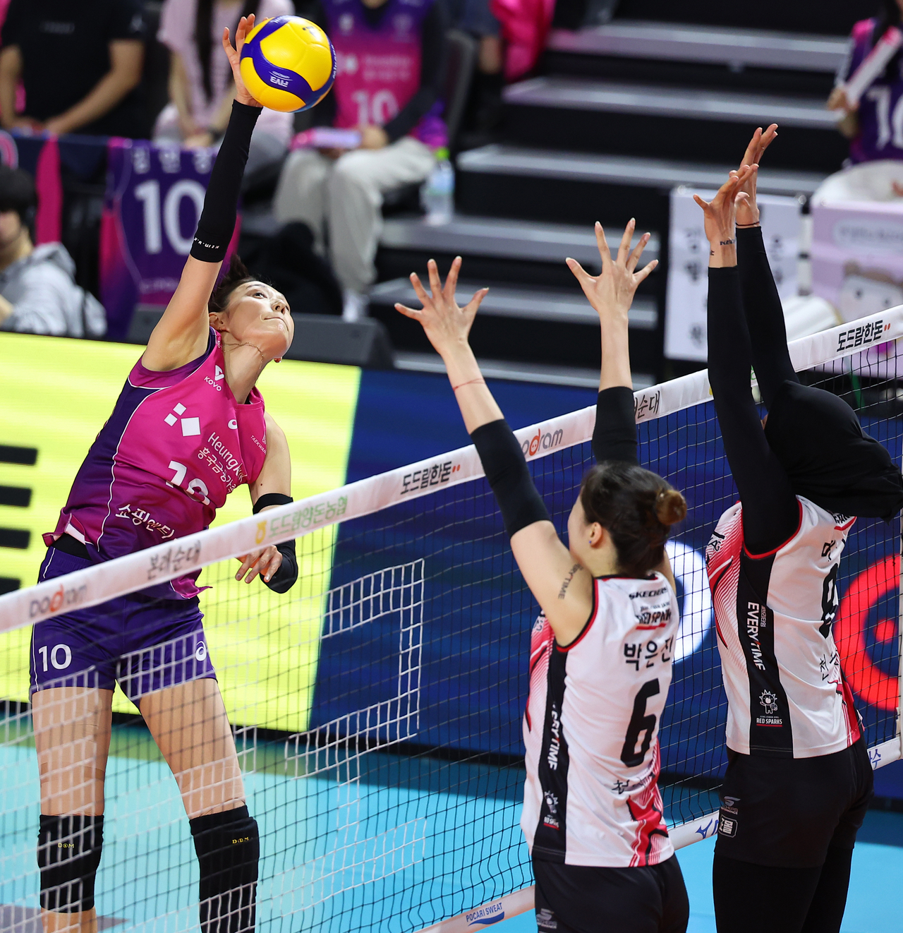 Kim Yeon-koung (left) of the Heungkuk Life Insurance Pink Spiders attacks in Game 5 of the finals against the Daejeon Jung Kwan Jang Red Sparks in the women's division of the V-League, at the Samsan World Gymnasium in Incheon on Tuesday. (Yonhap)