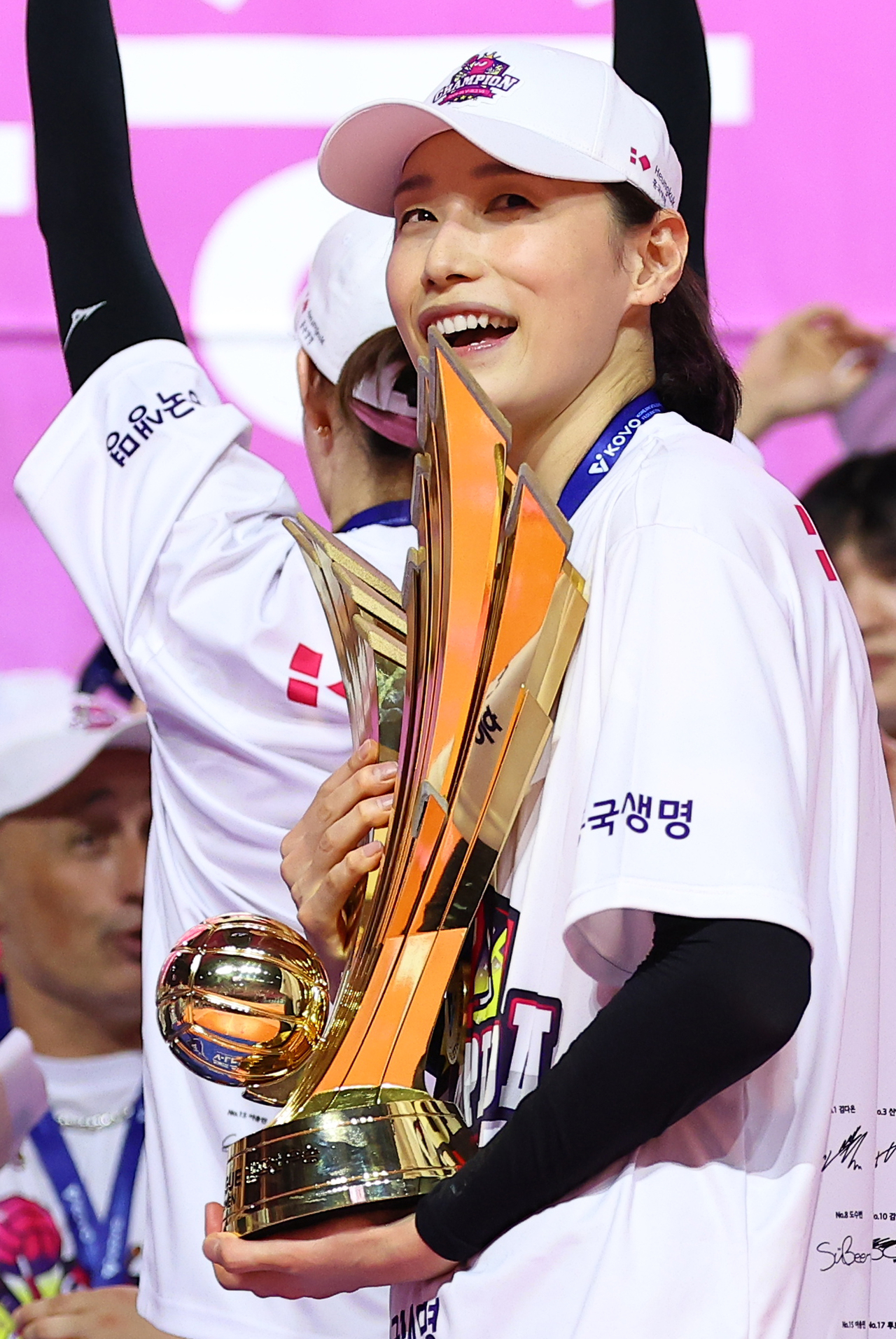 Kim Yeon-koung of the Heungkuk Life Insurance Pink Spiders holds the championship trophy after the team emerged as champions of the women's division of the V-League at the Samsan World Gymnasium in Incheon on Tuesday. (Yonhap)