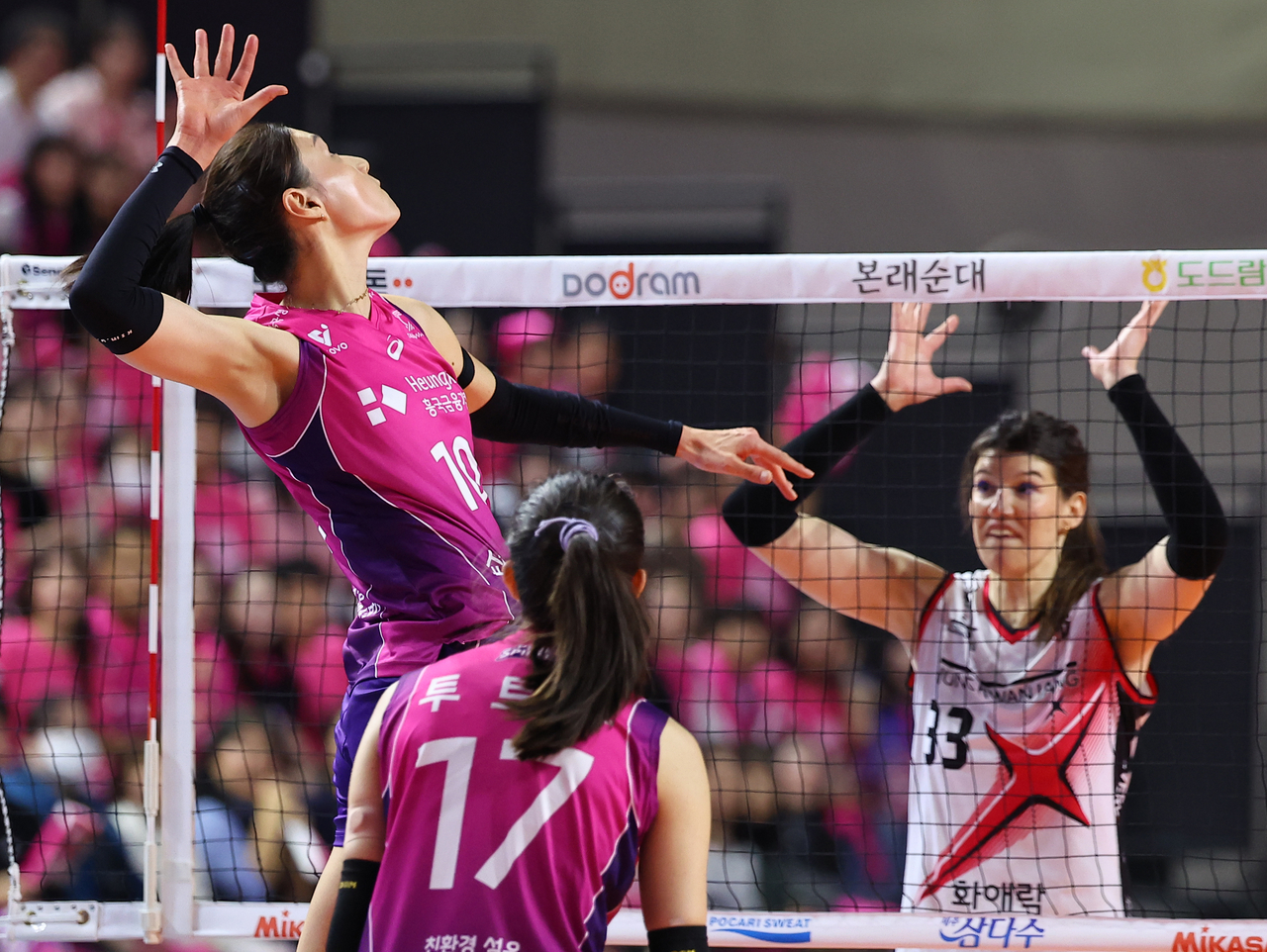 Kim Yeon-koung (left) of the Heungkuk Life Insurance Pink Spiders attacks in Game 5 of the finals against the Daejeon Jung Kwan Jang Red Sparks in the women's division of the V-League, at the Samsan World Gymnasium in Incheon on Tuesday. (Yonhap)