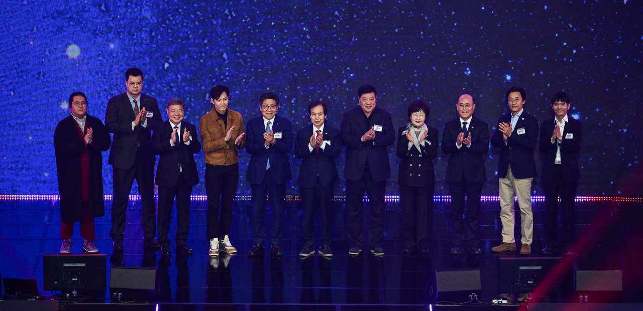 헤럴드미디어그룹이 주최하는 국내 최고의 ICT·과학 행사 ‘이노베이트 코리아 2025’가 9일 카이스트(KAIST) 류근철 스포츠 컴플렉스에서 열린 가운데 주요 참석자들이 기념촬영을 하고 있다. 사진 왼쪽부터 최용호 갤럭시코퍼레이션 대표, 서진석 셀트리온그룹 이사회 의장, 서정수 셀트리온그룹 부회장, 이정재 감독(아티스트컴퍼니 이사), 최진영 헤럴드미디어그룹 대표, 이광형 KAIST 총장, 서정진 셀트리온그룹 회장, 김명자 카이스트 이사장, 이창윤 과학기술정보통신부 제1차관, 황경주 아티스트컴퍼니 대표, 이세돌 전 프로 바둑기사 대전=박해묵 기자