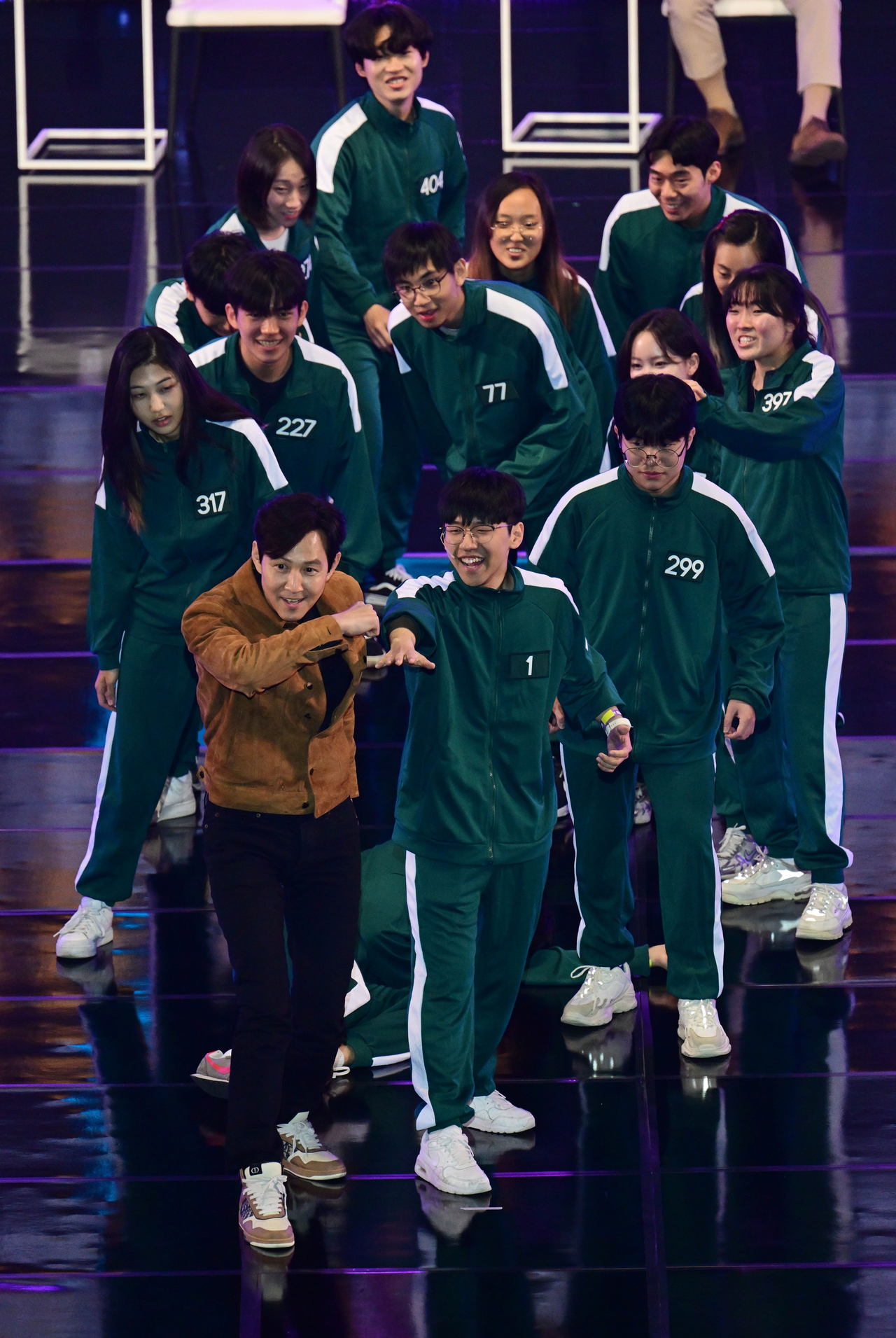 이정재 감독(아티스트컴퍼니 이사)이 KAIST 로봇동아리 미스터(MR) 학생들과 오징어게임의 한 장면을 선보이고 있다. 학생들의 즉석 요청에 이 이사가 흔쾌히 화답해 성사된 깜짝 퍼포먼스에 객선에선 큰 환호성이 쏟아졌다.  대전=박해묵 기자