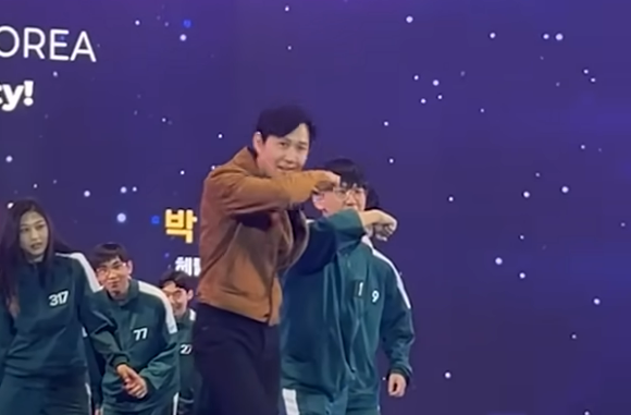 이정재 아티스트컴퍼니 이사가 ‘이노베이트 코리아 2025’에서 카이스트 학생들과 함께 오징어게임의 한 장면을 재연한 퍼포먼스를 선보이고 있다. [헤럴드경제]