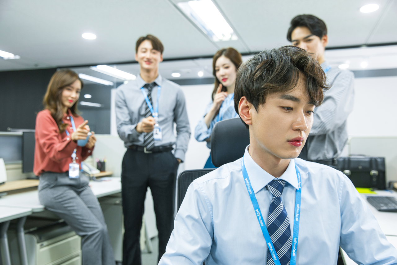 손가락질 받는 30대 남성.  [게티이미지뱅크]
