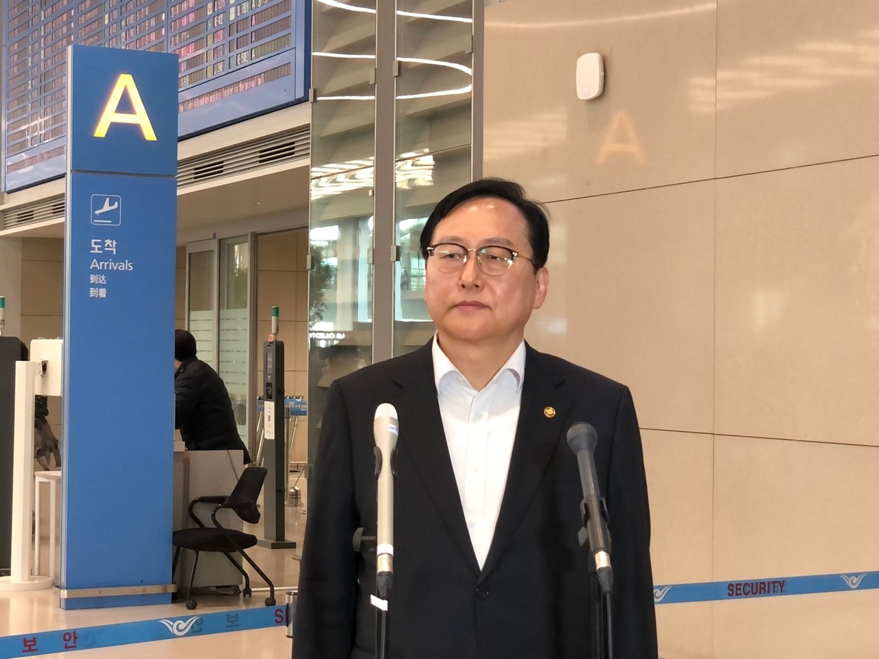 Trade Minister Cheong In-kyo speaks to reporters at Incheon International Airport, about 35 kilometers west of Seoul, on Friday, as he returned from a trip to Washington, D.C., for tariff negotiations with the US. (Yonhap)