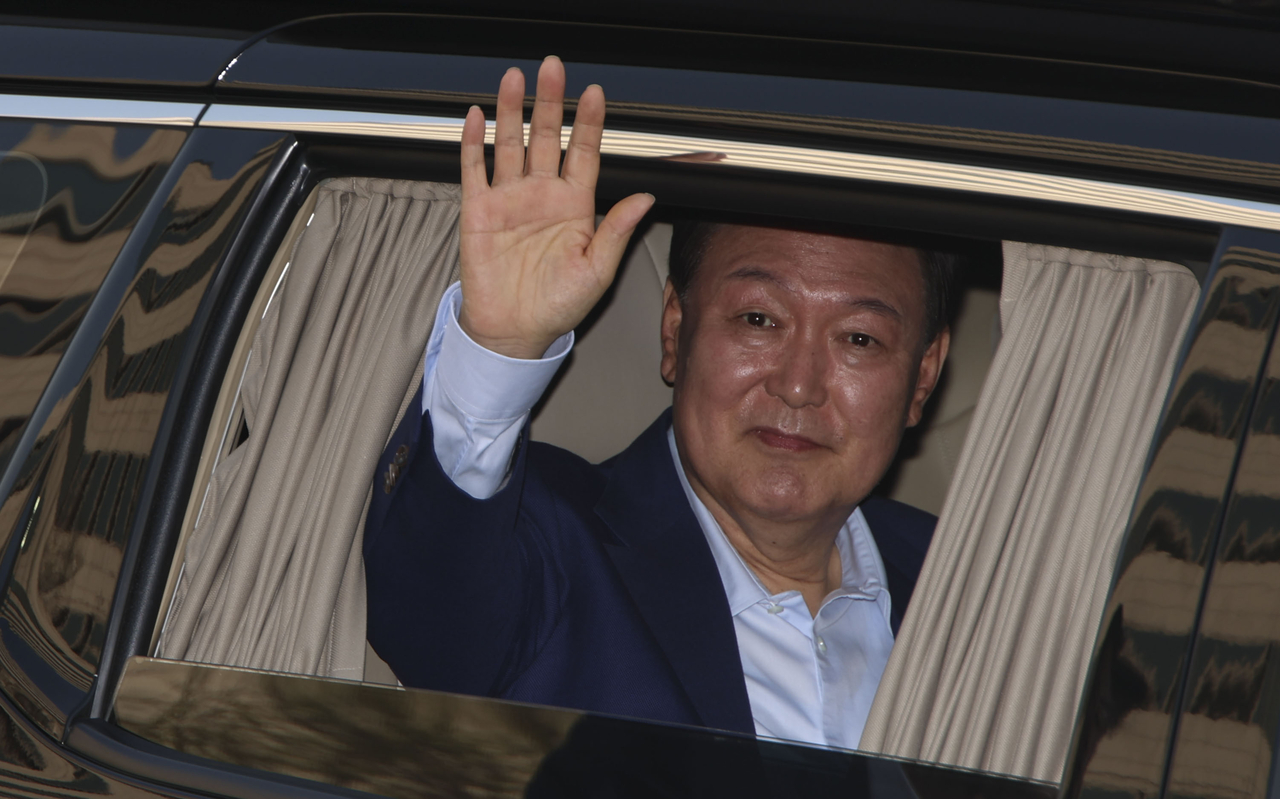 Ex-President Yoon Suk Yeol, whose impeachment was confirmed on April 4, waves at supporters as he leaves the official presidential residence in Hannam-dong, Seoul, Friday. (Yonhap)