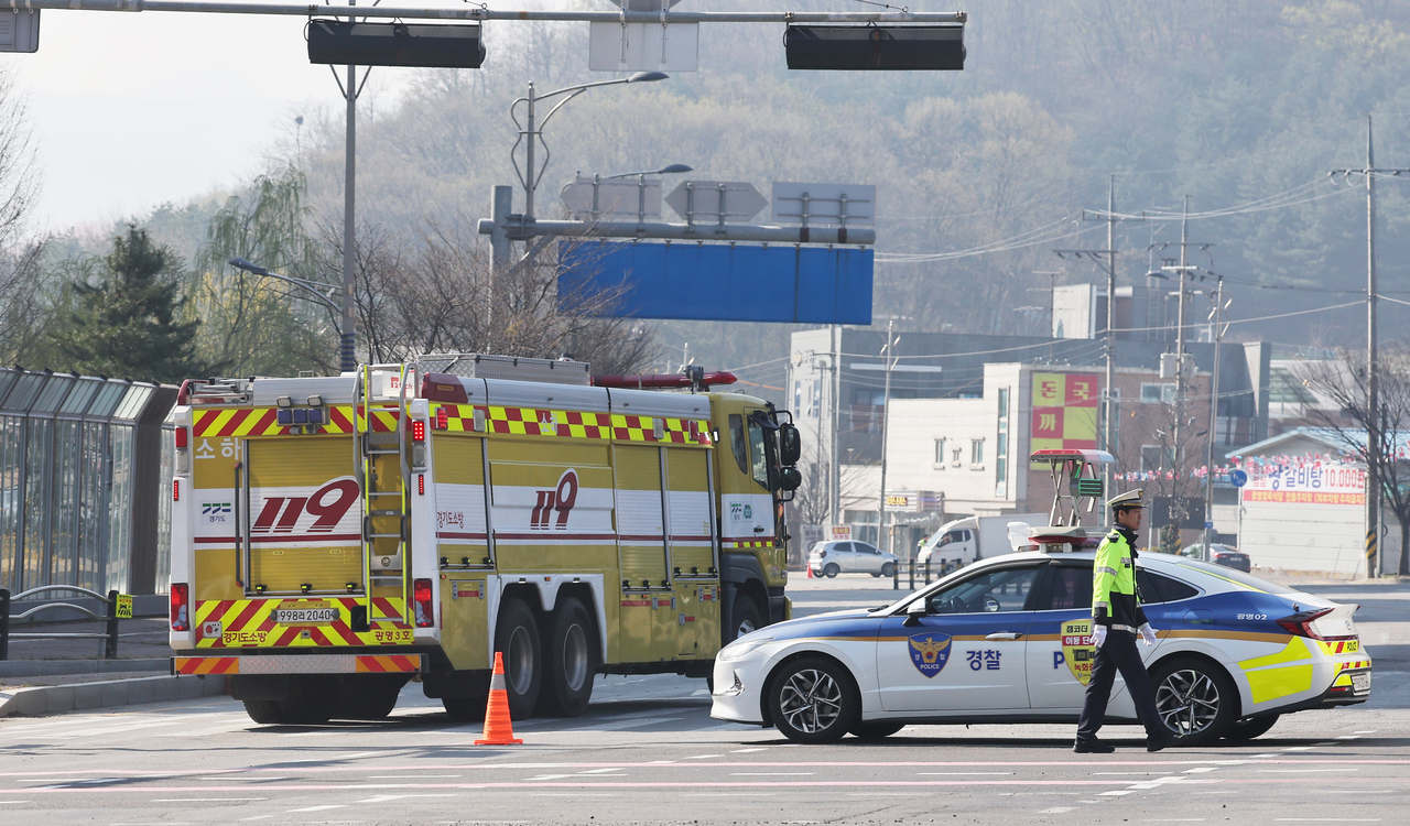 A police officer is seen on the road above the subway construction site in Gwangmyeong, Gyeonggi Province on Friday, on which a traffic control has been imposed due to safety risk. (Yonhap)