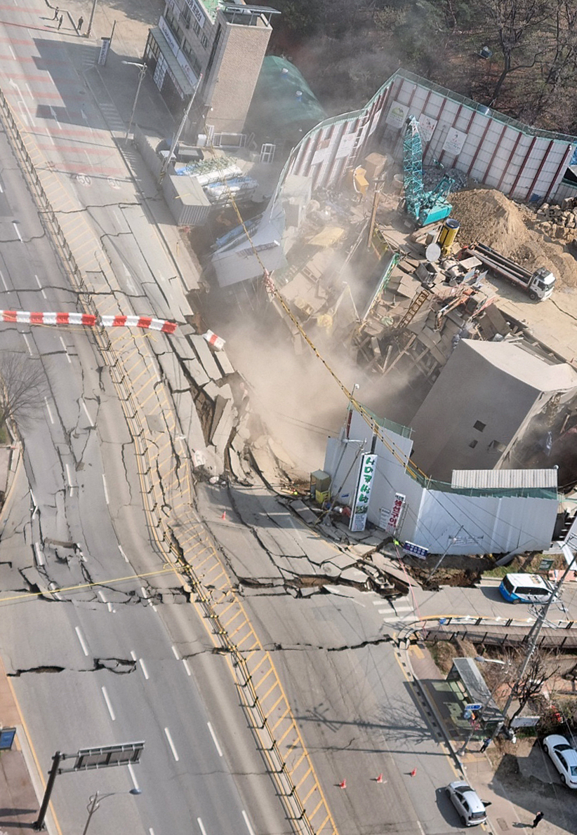 A portion of the subway construction site in Gwangmyeong, Gyeonggi Province, collapses Friday. (Yonhap)