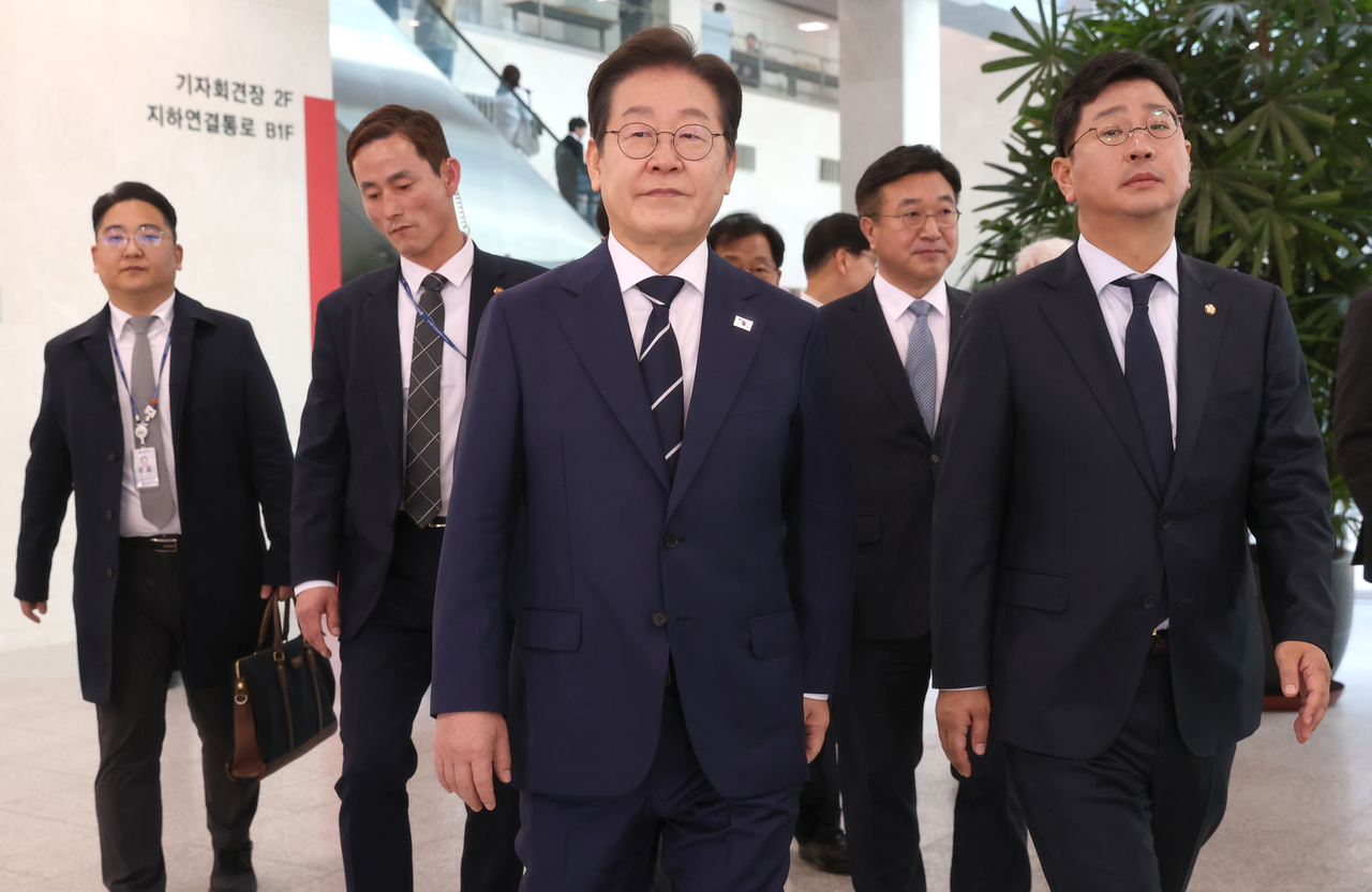 이재명 전 더불어민주당 대표가 11일 오전 서울 여의도 국회 소통관에서 ‘비전 선포식 및 캠프 일정 발표’ 기자회견을 마치고 이동하고 있다. 이상섭 기자