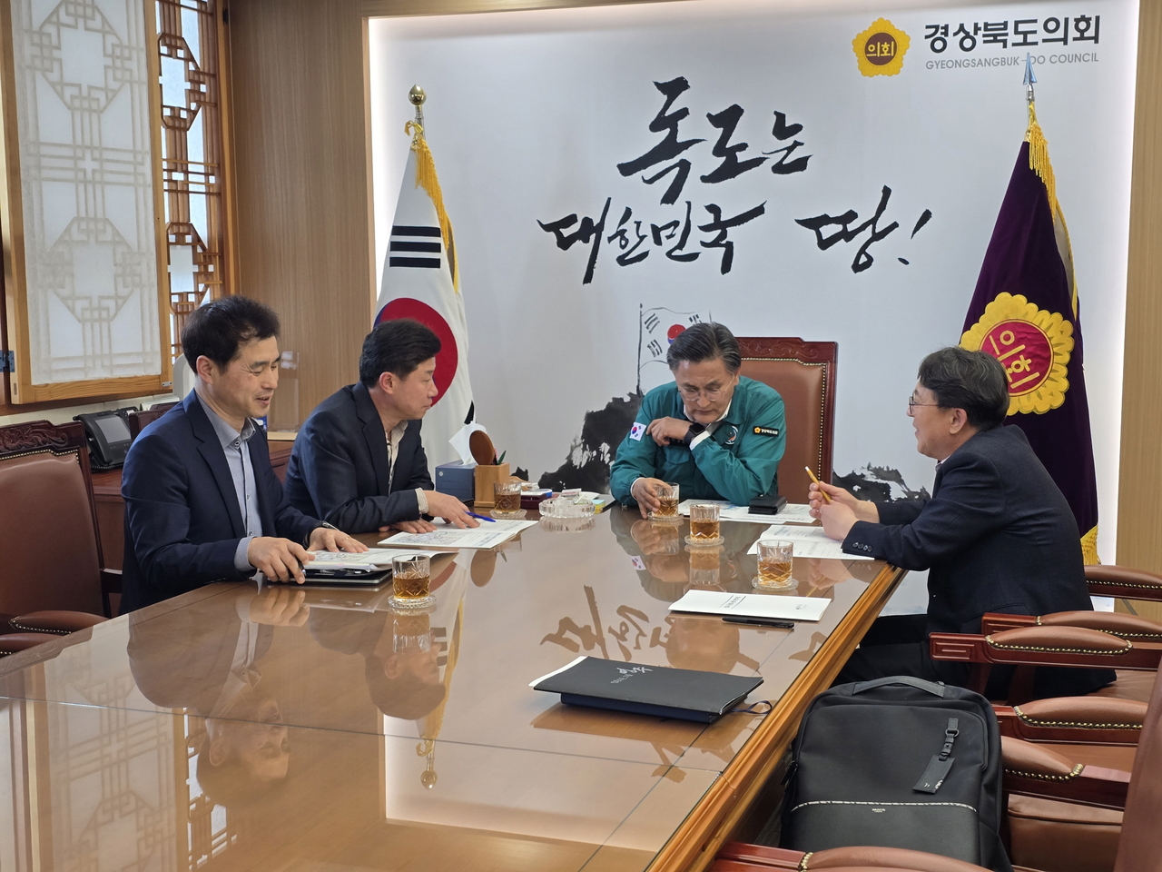 영주시가 박성만 경북도의회 의장을 만나 지역현안 사업추진에 따른 지원을 요청했다.(영주시 제공)