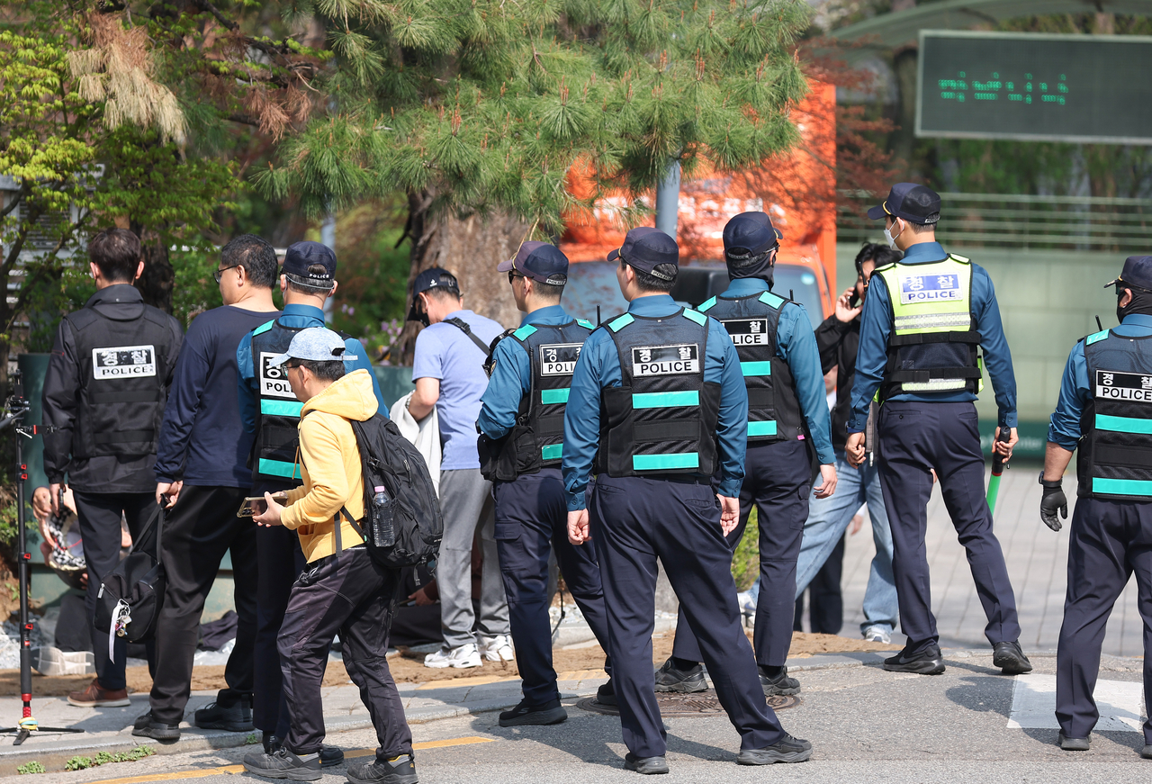 Police officers patrol the area outside ex-President Yoon Suk Yeol's residence in Seocho-gu, southern Seoul, Friday. (Yonhap)