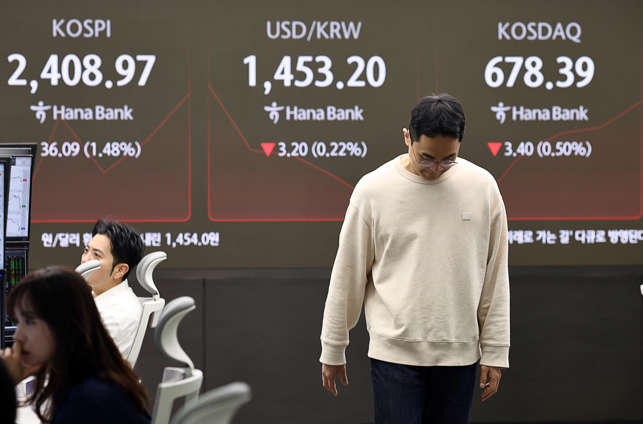 An electronic board showing the Korea Composite Stock Price Index at a dealing room of the Hana Bank headquarters in Seoul on Friday. (Yonhap)