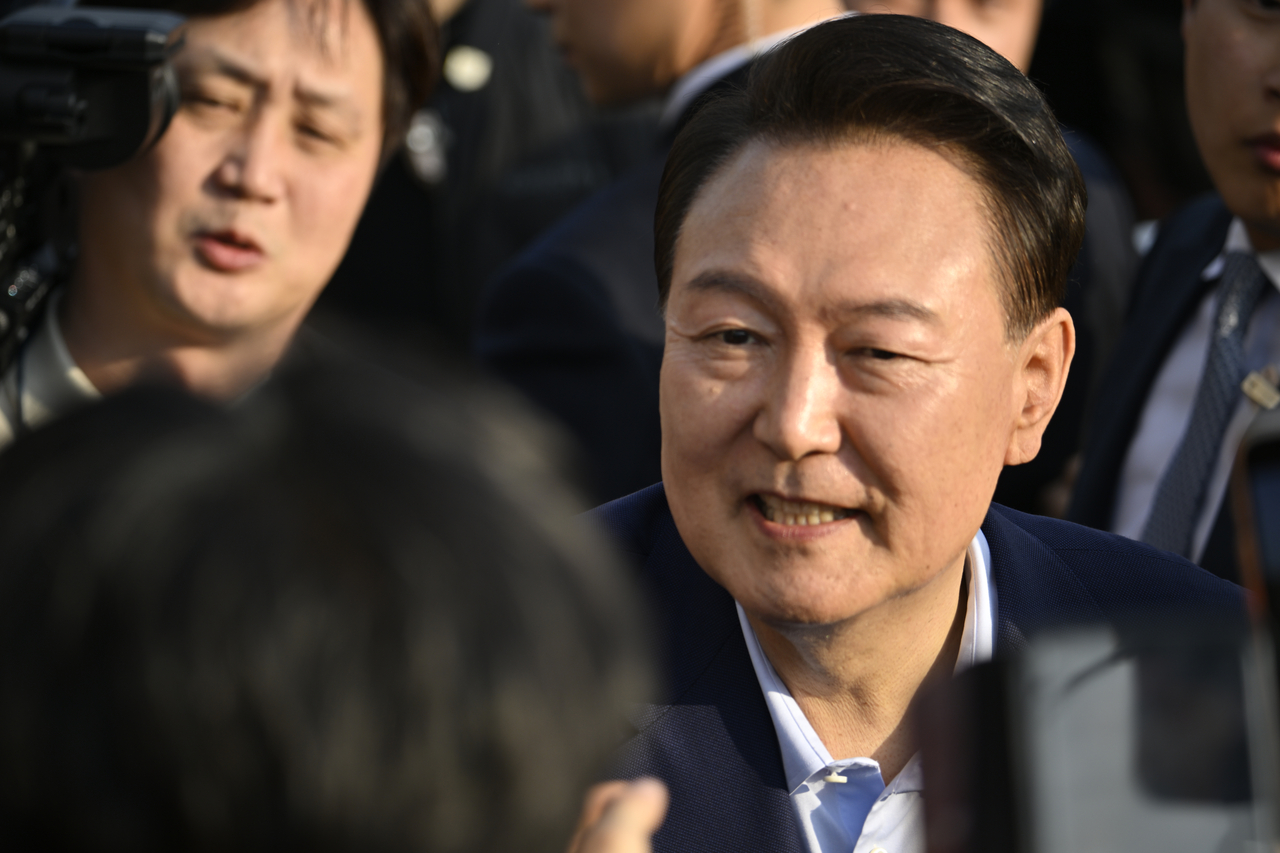 Ex-President Yoon Suk Yeol talks to supporters as he leaves the official presidential residence in Hannam-dong, Seoul, Friday. (Yonhap)