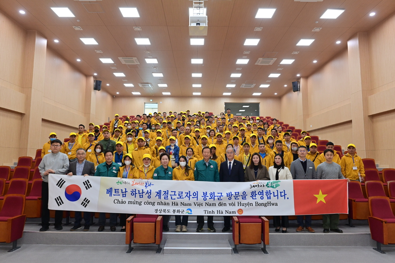 봉화군이 베트남 출신 근로자 134명 추가 입국자 환영식을 마치고 단체 기념사진을 찍고 있다.(봉화군 제공)