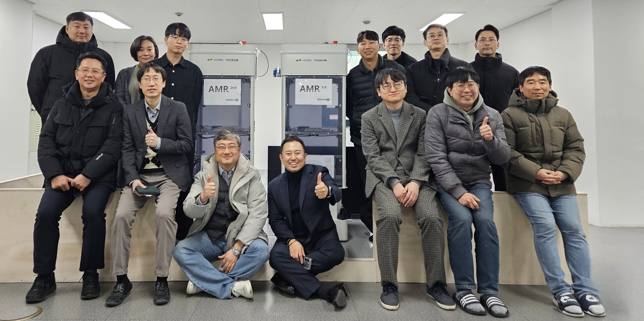 DGIST 창업기업인 ㈜잇츠센서가 중소벤처기업부의 ‘2025 초격차 스타트업 1000+ 프로젝트’와 과학기술정보통신부의 ‘전략기술 연구성과 사업화 과제’에 동시 선정됐다.(중앙 우측 강대천 대표, 중앙 좌측 이현기 대표)[DGIST 제공]