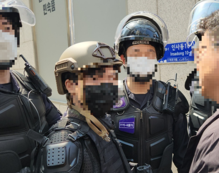 헬멧과 방독면 방검복 등을 입고 서울 종로구 안국역 5번 출구 인근 수운회관 앞에서 철제 곤봉으로 경찰버스 뒷유리를 깨고 도주한 30남성 이씨. 이영기 기자
