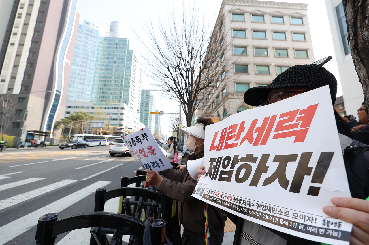 A rally calling for the arrest of ex-President Yoon Suk Yeol is held near his personal residence in Seocho-gu, southern Seoul, Friday. (Yonhap)